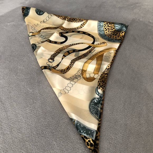 ANIMAL & MEDALLION PRINT SQUARE SCARF-BLACK, GOLD - Picture 4 of 8